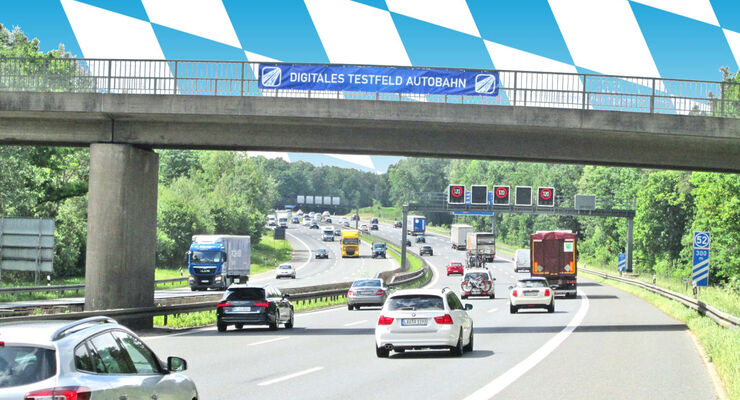 Autobahn in Bayern mit blau-weißem Himmel