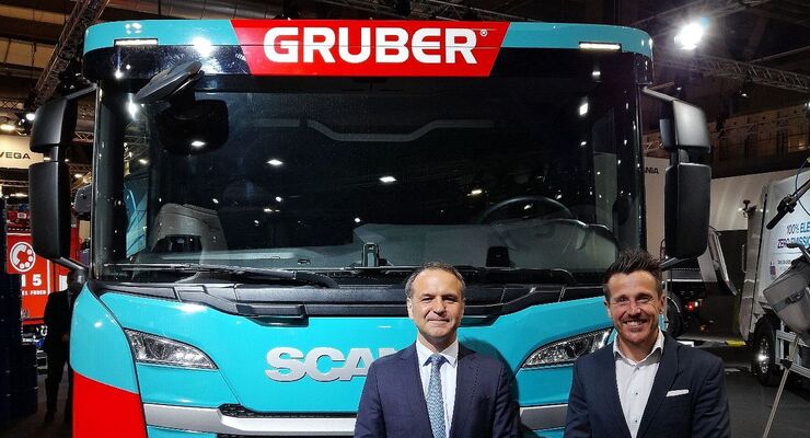 CEO Martin Gruber (links) und Stefan Knapp, Executive Director Fleet bei Gruber Logistics, vor einem E-Lkw von Scania