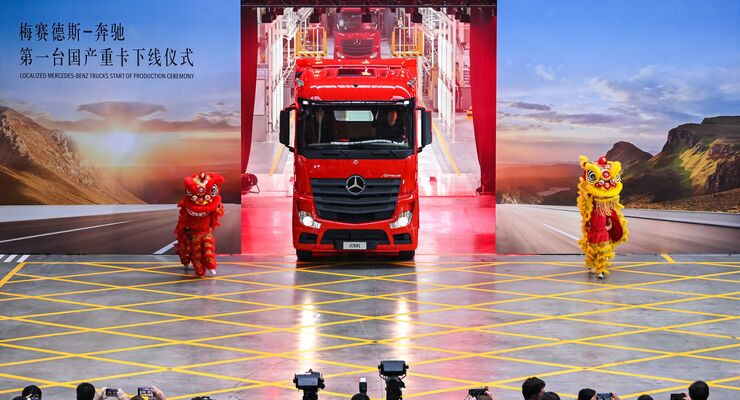 Daimler Truck erreicht wichtigen Meilenstein in China mit dem Start der lokalen Produktion von Mercedes-Benz Lkw für den chinesischen MarktDaimler Truck reaches major milestone in China by starting local production of Mercedes-Benz trucks for Chinese ma