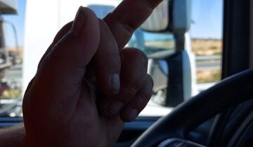 Der Mittelfinger als Gruß im Straßenverkehr
