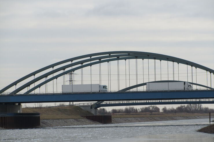 Elbekanal, Brücke