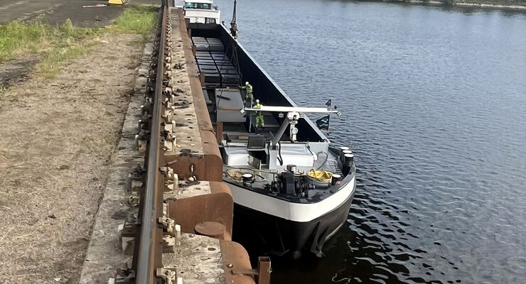 HGK-Group, Aluminium-Walzbarren, Binnenschiff, Umschlag