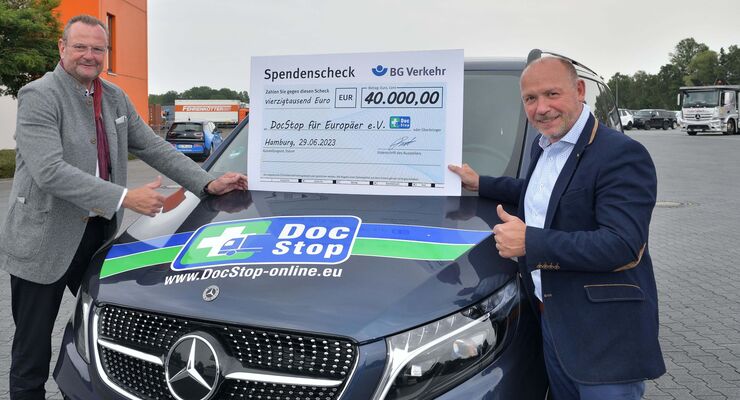 Hanno Harms (BG Verkehr) übergibt die Spende an Joachim Fehrenkötter (DocStop)