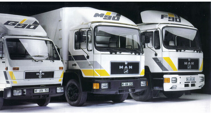 In the mid-1980s the MAN truck programme is made up of three ranges.

DE:

Mitte der achtziger Jahre besteht das MAN-Lastwagenprogramm aus drei Baureihen.

UK:

In the mid-1980s the MAN truck programme is made up of three ranges.

