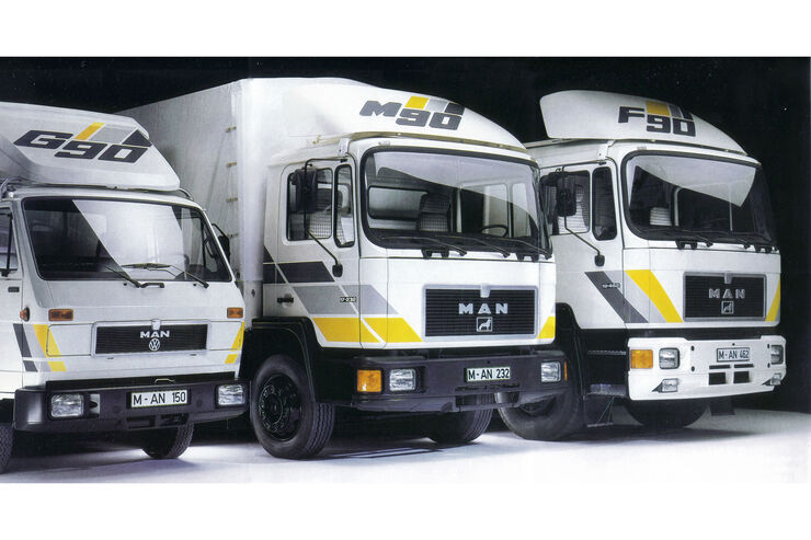In the mid-1980s the MAN truck programme is made up of three ranges.

DE:

Mitte der achtziger Jahre besteht das MAN-Lastwagenprogramm aus drei Baureihen.

UK:

In the mid-1980s the MAN truck programme is made up of three ranges.

