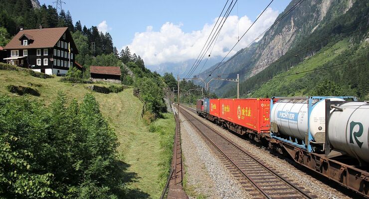 Kombiverkehr fährt  über den Gotthard