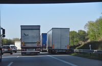 Lkw auf Standstreifen