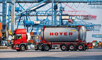 Lkw der Hoyer Group am Hafen Rotterdam