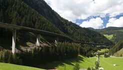 Luegbrücke auf Strecke der Brennerautobahn A13 in Österreich 