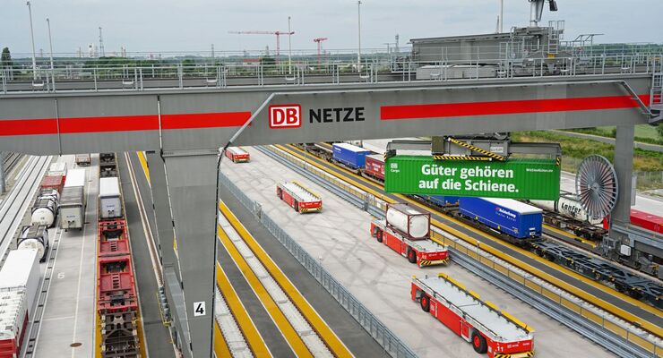 MegaHub Lehrte >< DB Cargo "Güter gehören auf die Schiene" (Symbolbild)