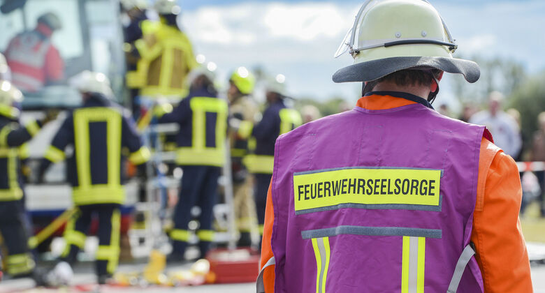 Psychologie, Notfallseelsorger, Seelsorger, Pflege, Versorgung,Feuerwehrmann, Einsatz, verarbeiten, Schmerz, leidend, Elend, Unfall, Brennpunkt FF 7/2023