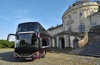 Setra S 531 DT TopClass 500, Exterieur, Viola Pyxis Met LB065, OM 471 mit 375 kW (510 PS), 12,8 L Hubraum, 8-Gang Mercedes PowerShift, Sideguard Assist, LED-Scheinwerfer, Länge/Breite/Höhe: 14.000/2.550/4.000 mm, Bestuhlung: 1/78 // Setra S 531 DT TopClass 500, Exterior, Viola Pyxis Met LB065, OM 471 rated at 375 kW/510 hp, displacement 12.8 l, 8-speed Mercedes PowerShift transmission, Sideguard Assist, LED Headlamps, length/width/height: 14000/2550/4000 mm, seating: 1/78.