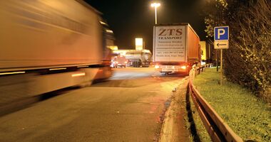 Überfüllter Lkw-Parkplatz nachts