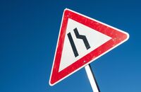 Verkehrsschild Fahrbahnverengung