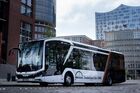 Während Fußball-EM sind in Hamburg, Köln und München MAN-Stadtbusse im Deutschland-Design unterwegs.
