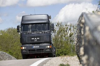 Fahrvergleich der Generationen: Fünf epochale Lkw im Porträt - eurotransport
